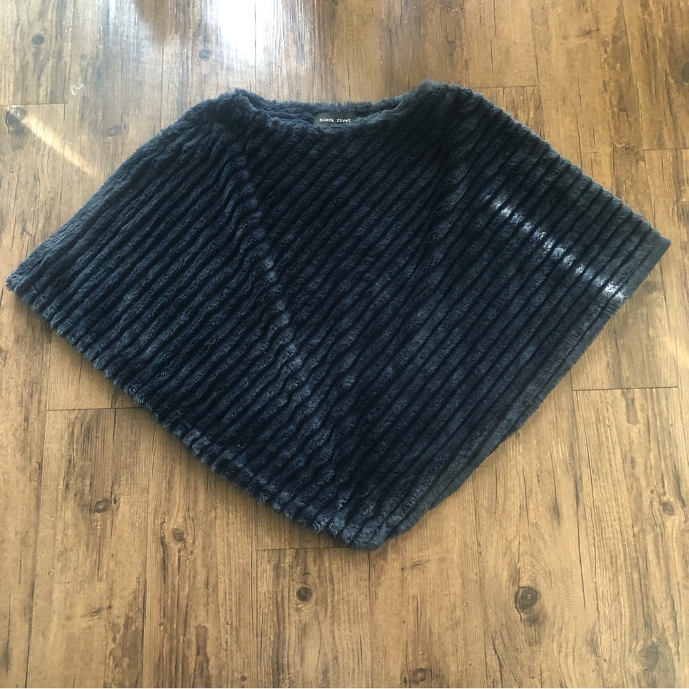 Black Rivet Women’s Faux Fur Poncho